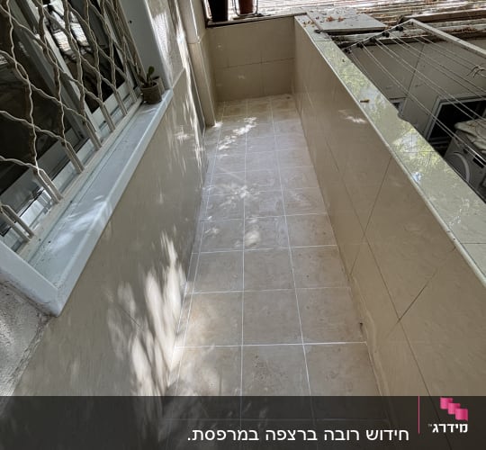 התקנת מתקן כביסה וחבלים בקיר חיצוני של מרפסת